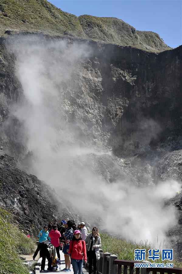 3月10日，游客在陽明山公園觀看火山噴氣孔噴出的熱氣。