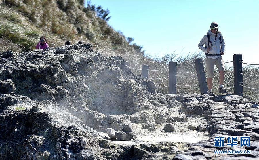 3月10日，一名游客從陽明山公園內的火山噴氣孔旁經過。