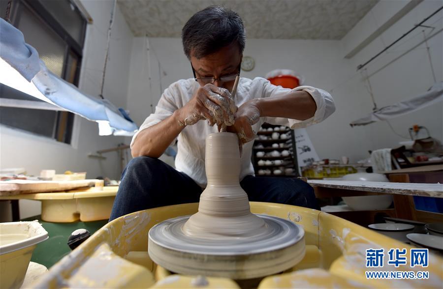 黃正南在工作室內制造瓷器（3月11日攝）。