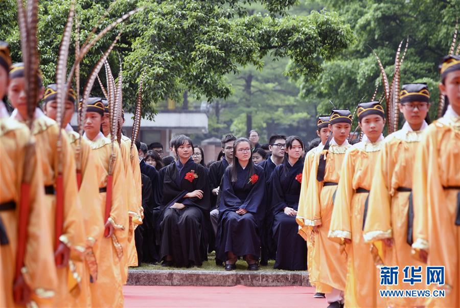 3月30日，東莞台商子弟學校高二學生參加成人禮儀式。