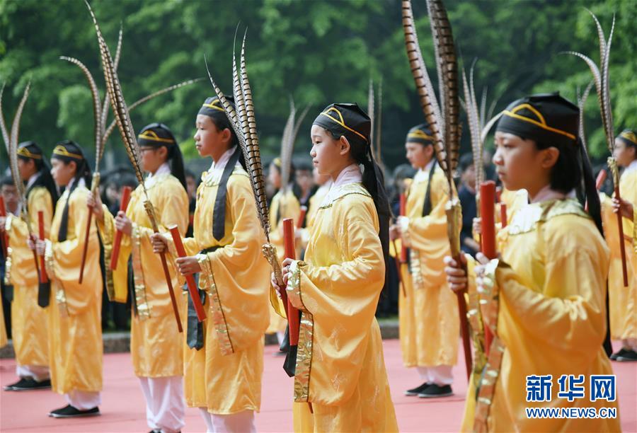 3月30日，在東莞台商子弟學校成人禮儀式上，學生們表演八佾舞。