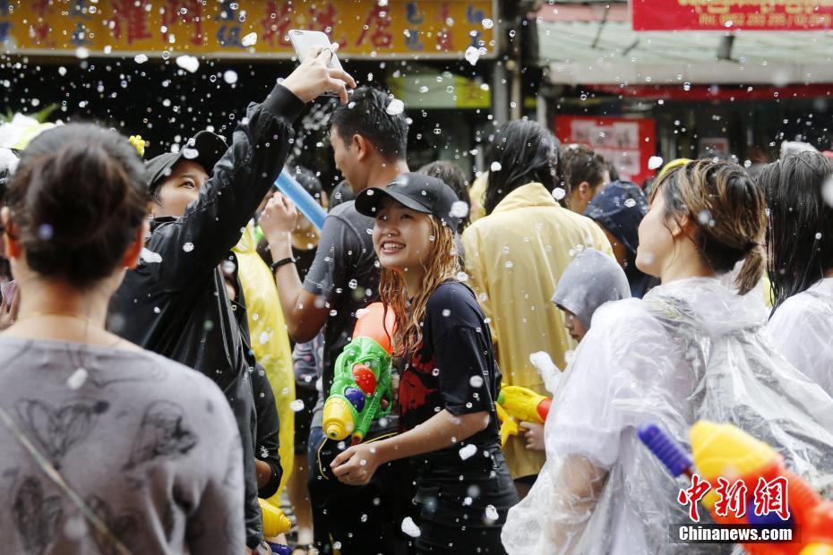 4月15日，台灣新北市中和區的華新街上，民眾參與潑水節活動。據介紹，新北市目前有來自泰國和緬甸等國的華僑數萬人。從1998年起，當地每年4月中旬（緬甸新年）舉辦潑水節，邀民眾同歡。 中新社記者 陳小願 攝