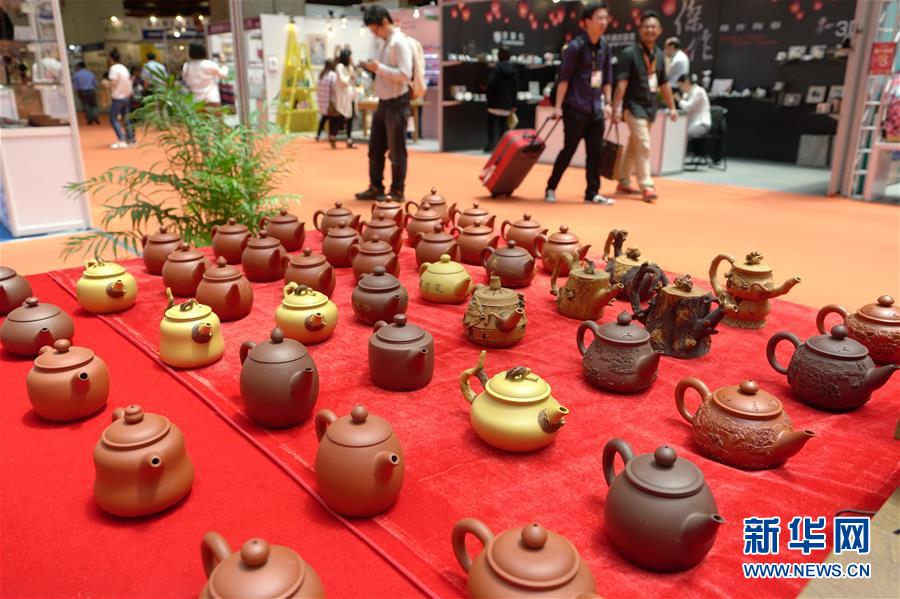 4月19日在台北拍攝的廈門參展商展出的茶壺禮品。