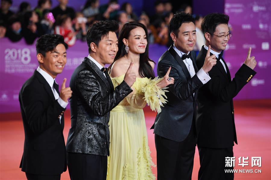 4月22日，電影《一出好戲》劇組成員亮相閉幕紅毯。新華社記者劉軍喜攝