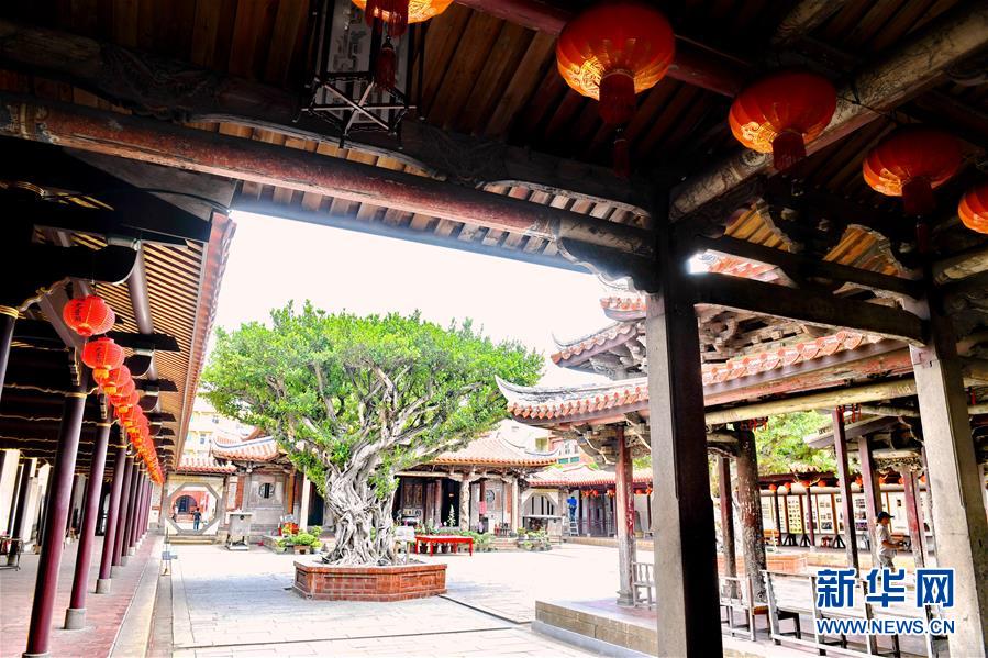 在台灣鹿港遇見閩南紅磚古厝 極具閩南建筑特色的鹿港龍山寺（4月24日攝）。