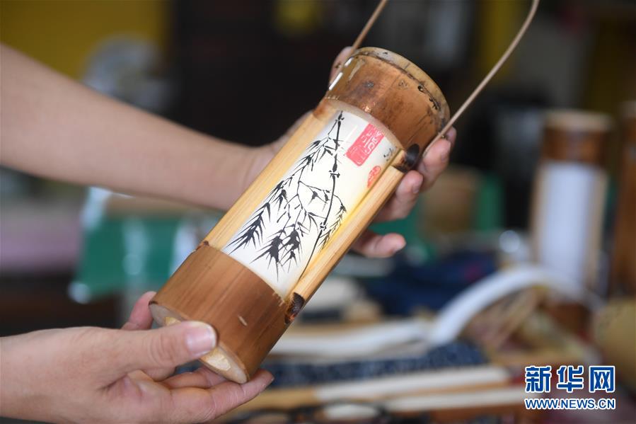 這是5月21日在南投縣拍攝的用竹子制作的藝術燈具。