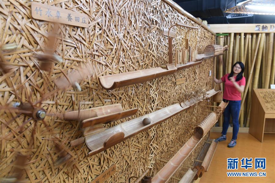 5月21日，參觀者在南投縣竹藝博物館裡體驗竹水車、竹仔林等組成的游戲。