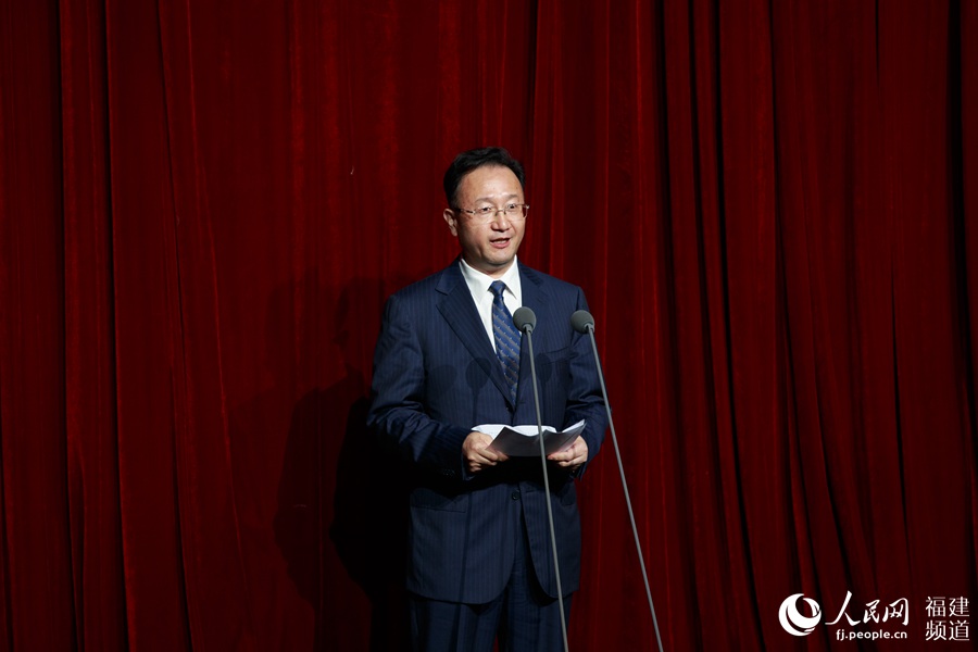 國家廣播電視總局副局長范衛平致辭。