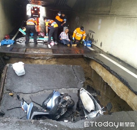 台南市連日大雨，19日清晨東區林森路地下機車道發生坍方塌陷，3名騎士行經該處人車跌落受傷送醫。（圖片來源：台灣“東森新聞雲”）