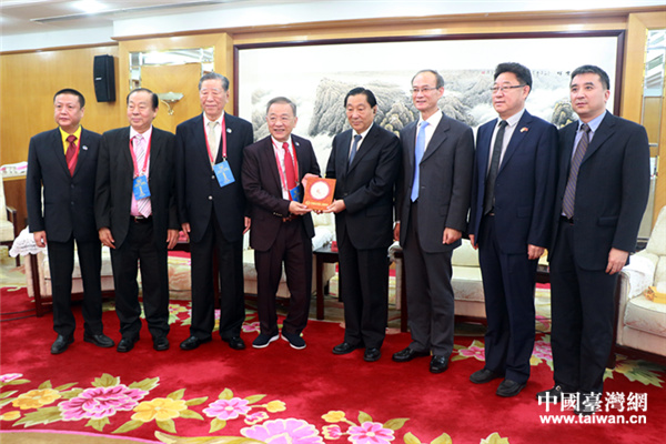 中國和平統一促進會副會長齊續春（右四）向訪問團一行贈送紀念品。（中國台灣網 郜利敏 攝）