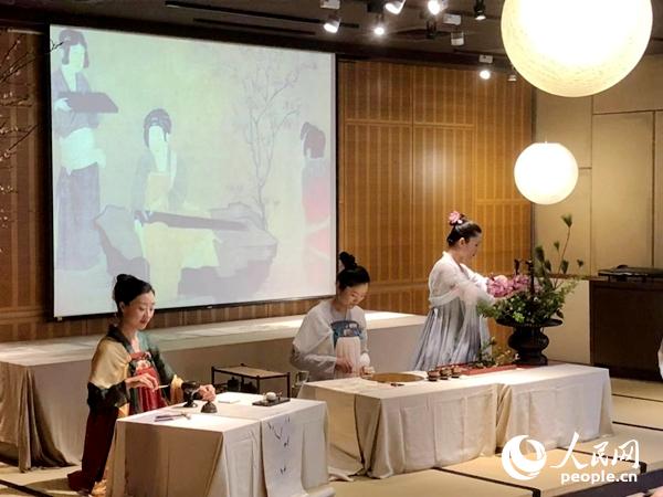 云南弘益大学堂师生在启动仪式上进行茶艺表演。王平 摄