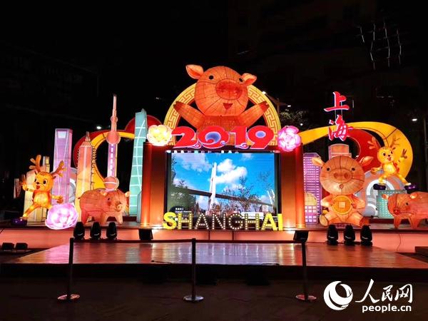 上海燈區十分吸晴，吸引大量台北市民前來觀看。王平 攝