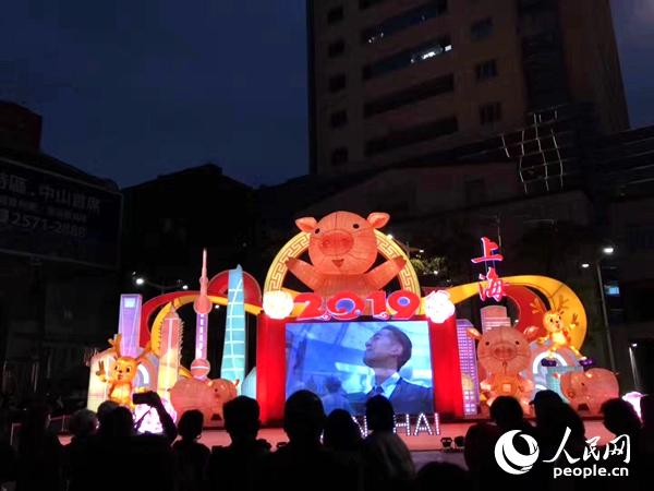 上海燈區十分吸晴，吸引大量台北市民前來觀看。王平 攝