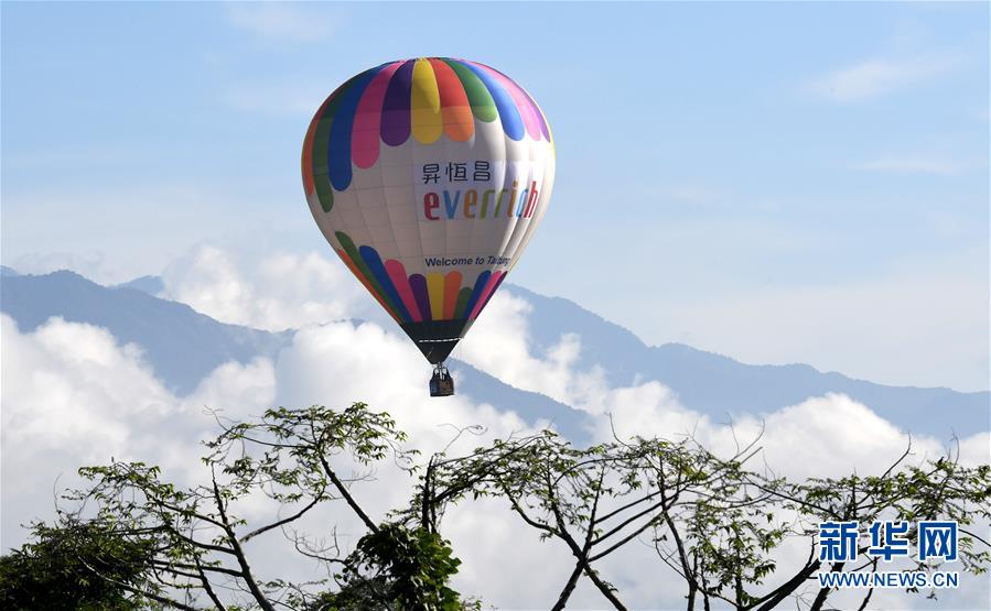 6月29日，人們在參加台灣熱氣球嘉年華活動。 當日，2019台灣熱氣球嘉年華在台東開幕，共24個熱氣球與觀眾見面。 新華社記者 朱祥 攝