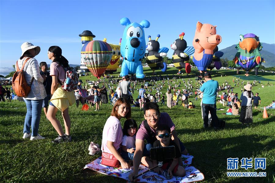 6月29日，人們在參加台灣熱氣球嘉年華活動。 當日，2019台灣熱氣球嘉年華在台東開幕，共24個熱氣球與觀眾見面。 新華社記者 朱祥 攝