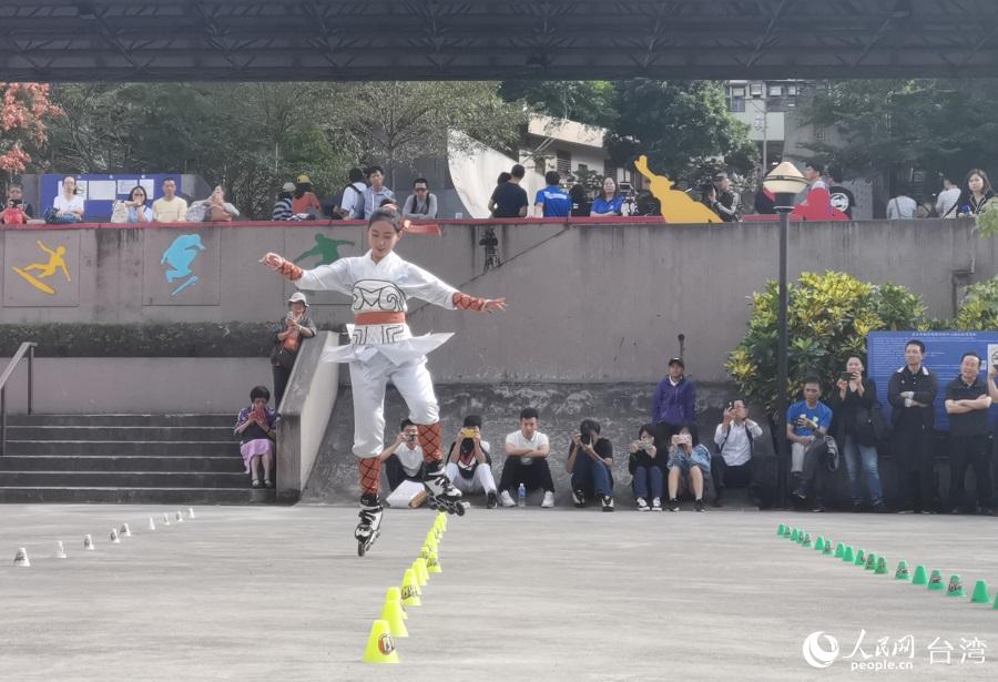 秦雨晴表演自由式輪滑節目《花木蘭》。