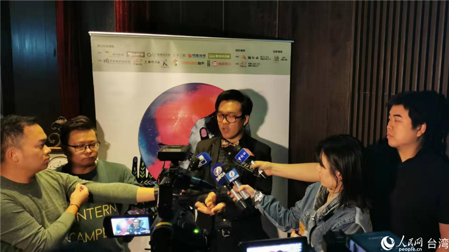 《而立告別》作者王慕天接受大陸媒體訪問。孫立極攝