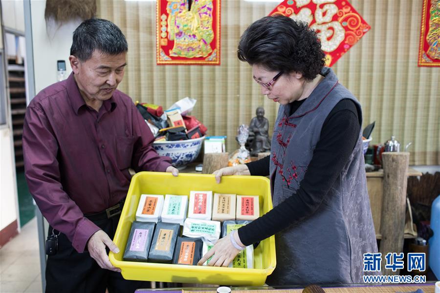 在台中的制茶場內，左如玉和丈夫陳文章展示用野生茶樹制作的茶葉（1月16日攝）。新華社記者 金立旺 攝