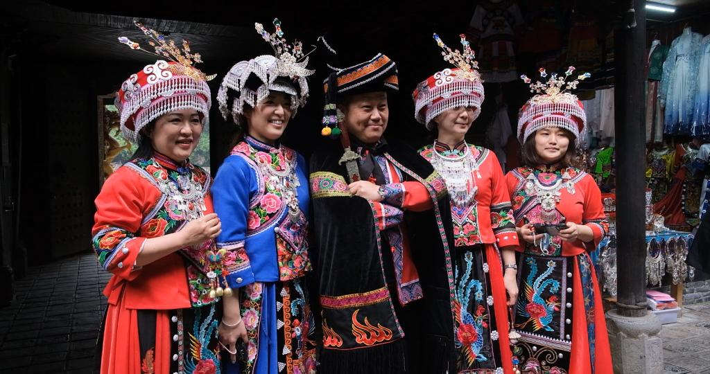 11月3日，台灣媒體記者在恩施土司城體驗土家族服飾。新華社記者 賈金明 攝