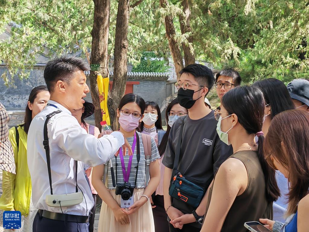 參加台胞青年夏令營的青年在北京市頤和園內聆聽講解員講解（7月7日攝）。 新華社記者 趙歡 攝