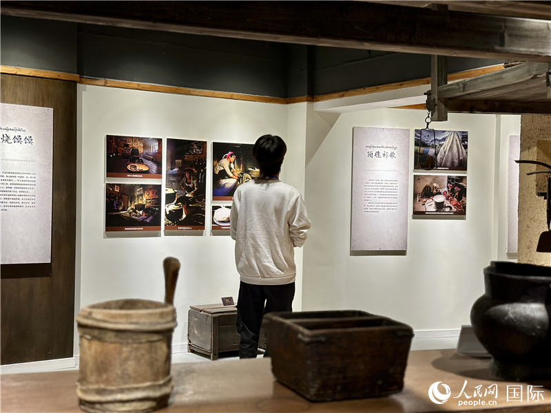 圖為台灣青年在參觀丹巴縣甲居藏寨非遺館參觀。人民網記者 汪靈犀攝