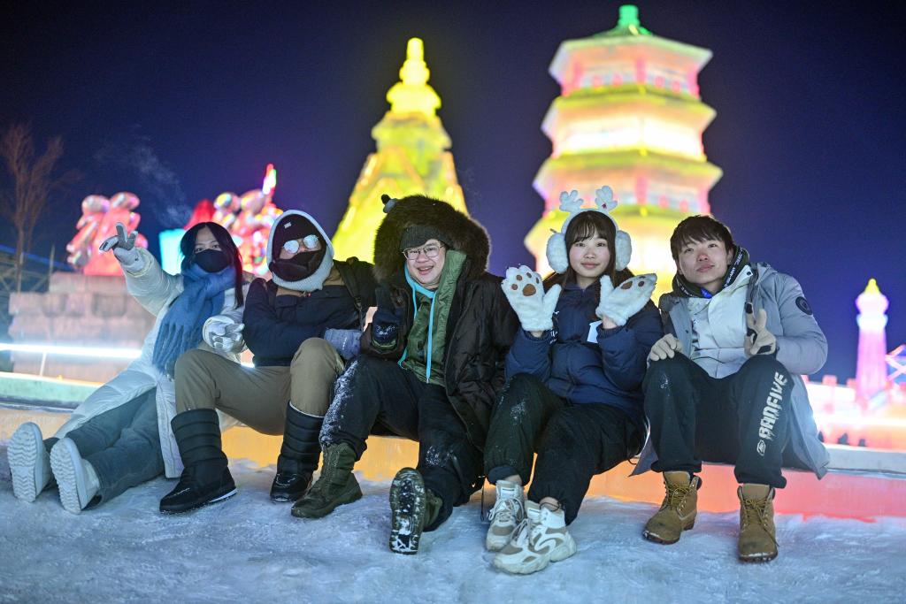 1月26日，參加全國台聯第三十屆台胞青年冬令營的營員在吉林長春冰雪新天地合影。 新華社記者 陳曄華 攝