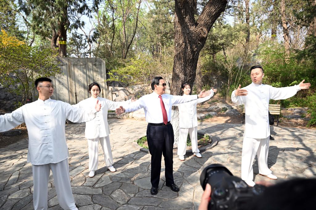 4月9日，在北京大學未名湖畔，馬英九與北大師生共同練習太極拳。新華社記者 陳曄華 攝