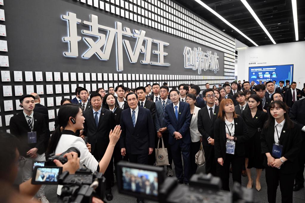 4月2日，马英九率台湾青年一行在比亚迪股份有限公司参访。新华社记者 陈晔华 摄