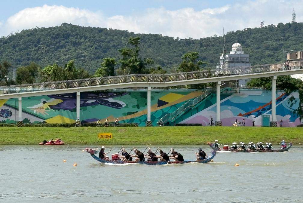 5月30日，選手在台北基隆河上參加2025年台北龍舟錦標賽。新華社記者 李悅 攝