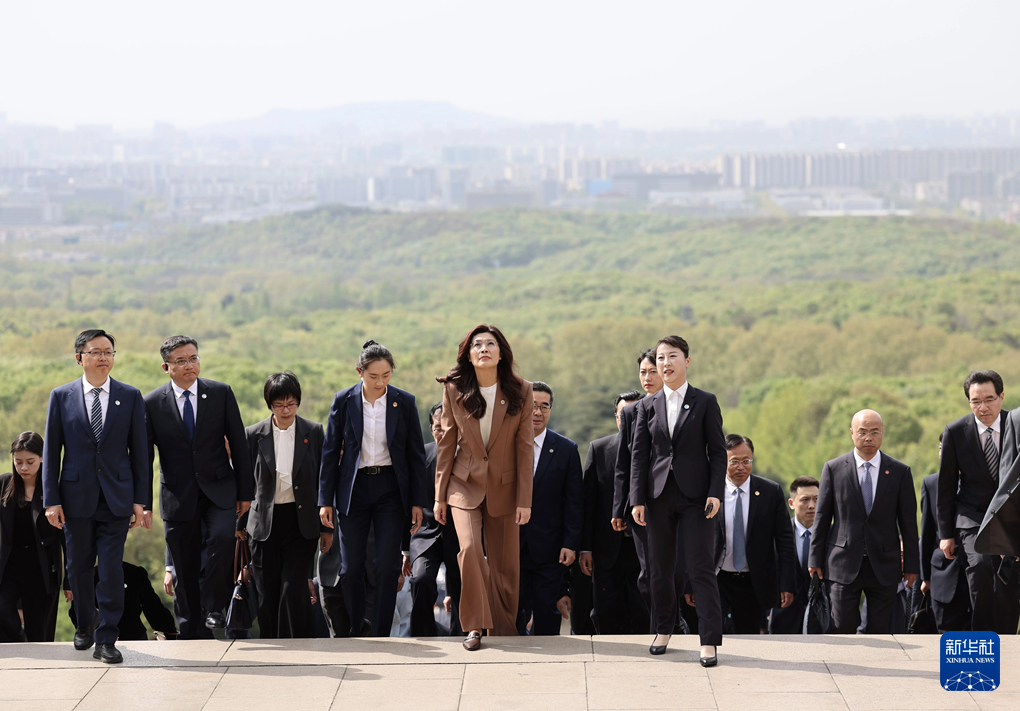 　　4月8日上午，中国国民党主席郑丽文率领国民党访问团拜谒中山陵。新华社记者 邢广利 摄
