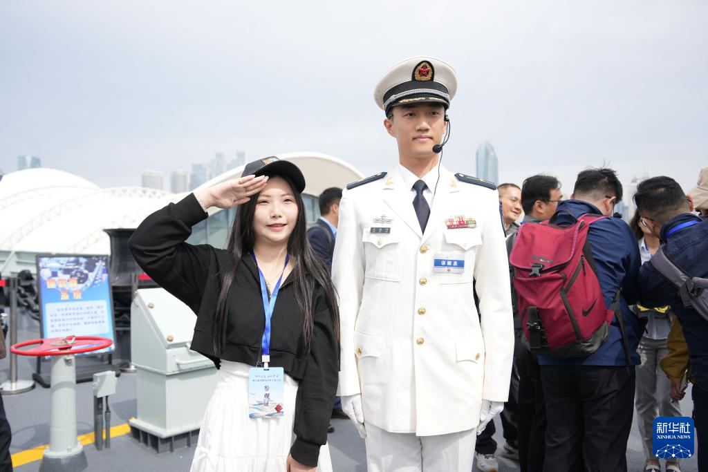 　　4月23日，台湾同胞登上海军舰艇参观并与海军军官合影留念。新华社记者 李杰 摄