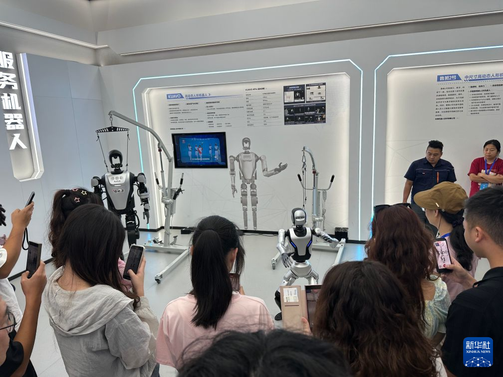 7月9日,营员们在绵阳科技城新区一展厅内观看机器人打太极表演。新华社记者 冀泽 摄