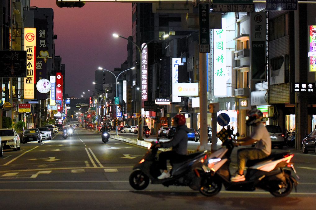 摩托车行驶在台湾台南街头（3月19日摄）。新华社记者 黄扬 摄