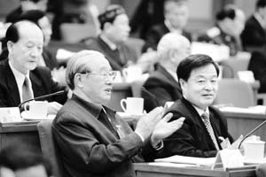 十届全国人大三次会议第一次主席团会上,台湾代表团代表出席会议。 毛建军摄