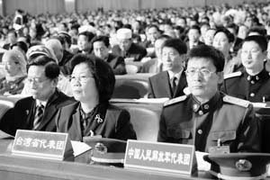 3月5日十届全国人大三次会议上,台湾代表与解放军代表认真听取温家宝总理所作政府工作报告。 毛建军摄