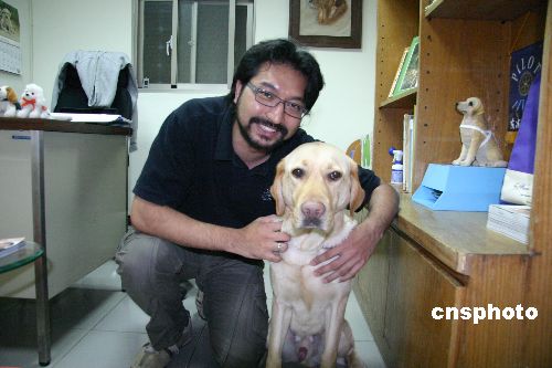 陳長青創建了台灣導盲犬協會,積極推動台灣的導盲犬事業。