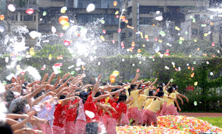 台北高中毕业丢水球减压 郝龙斌现身 有球必应