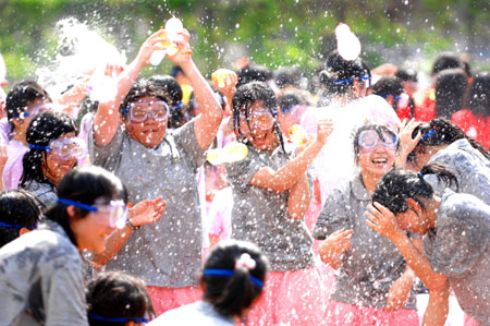 台北高中毕业丢水球减压 郝龙斌现身 有球必应