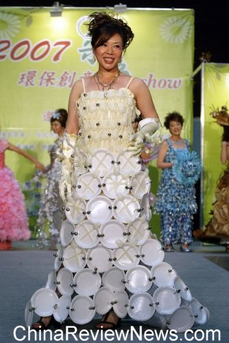 图:环保创意乐色秀 台北市女议员T台走秀