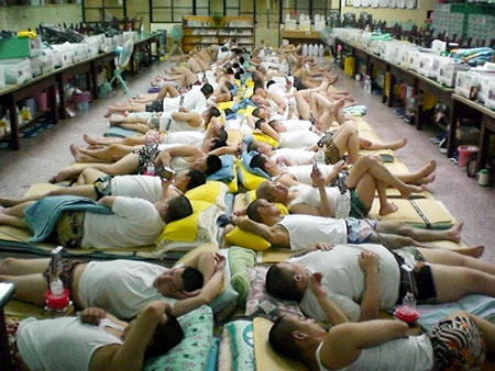 图:桃园监狱超收严重 服刑人席地而睡大排长龙