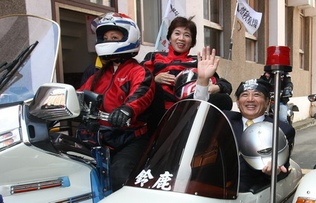 王金平美女笔挺搭乘美女的摩托车过干瘾--台湾西装奶头|图片