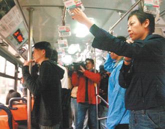 搭公交车的中国台湾地区新领导人夫人_江苏媒