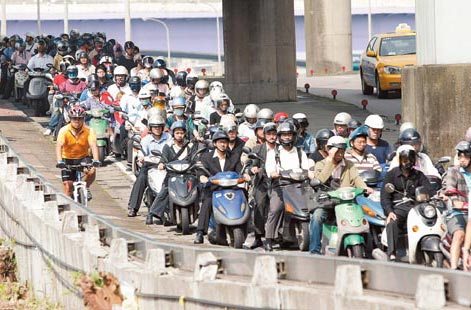 台湾油价上涨 摩托车自行车销量创多年新高(图