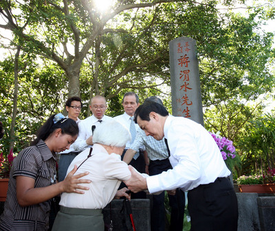 抗日英雄蒋渭水逝世77周年 马英九献花致意