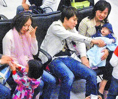 图:<em>季芹</em>王仁甫拖儿带女关岛完婚 儿女一路吵闹