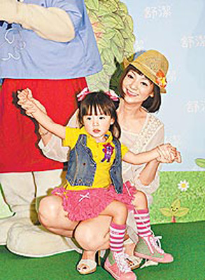 <em>季芹</em>携2岁爱女亮相 另类教育不让她上幼儿园-