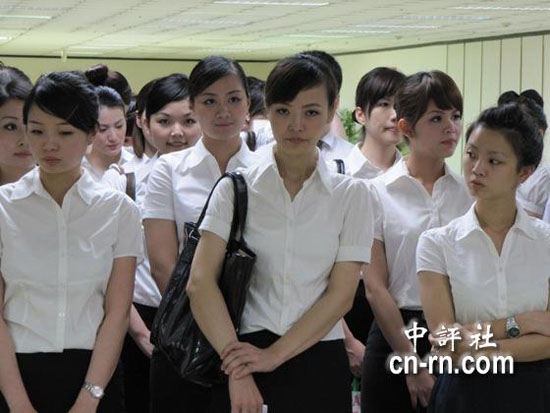 组图:台航空<em>公司</em>征空服员 招考现场<em>美女如云</em> (
