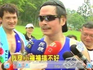 组图:金溥聪改三角泳裤前卫作风穿连身衣亮相