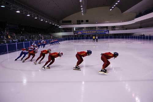 4日,大陆优秀冰上选手在台北小巨蛋(体育馆)附