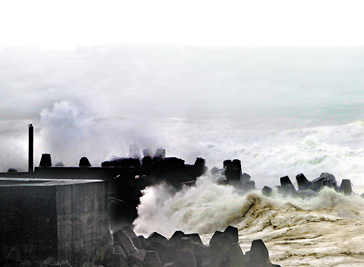 “凡亚比”台风上午在花莲丰滨登陆，宜兰头城海港边的防波堤，卷起阵阵大浪，浪势凶猛。（图片来源：台湾《联合晚报》）